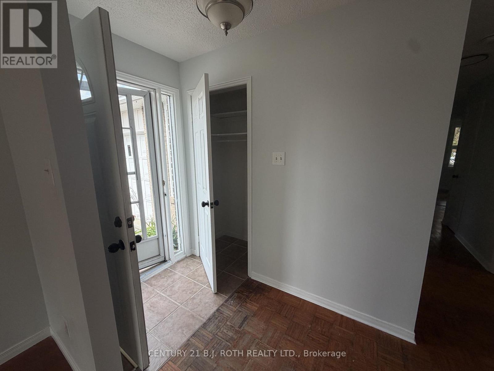 11 Cartwright Drive, Barrie (Cundles East), Ontario  L4M 5P9 - Photo 4 - S13743198