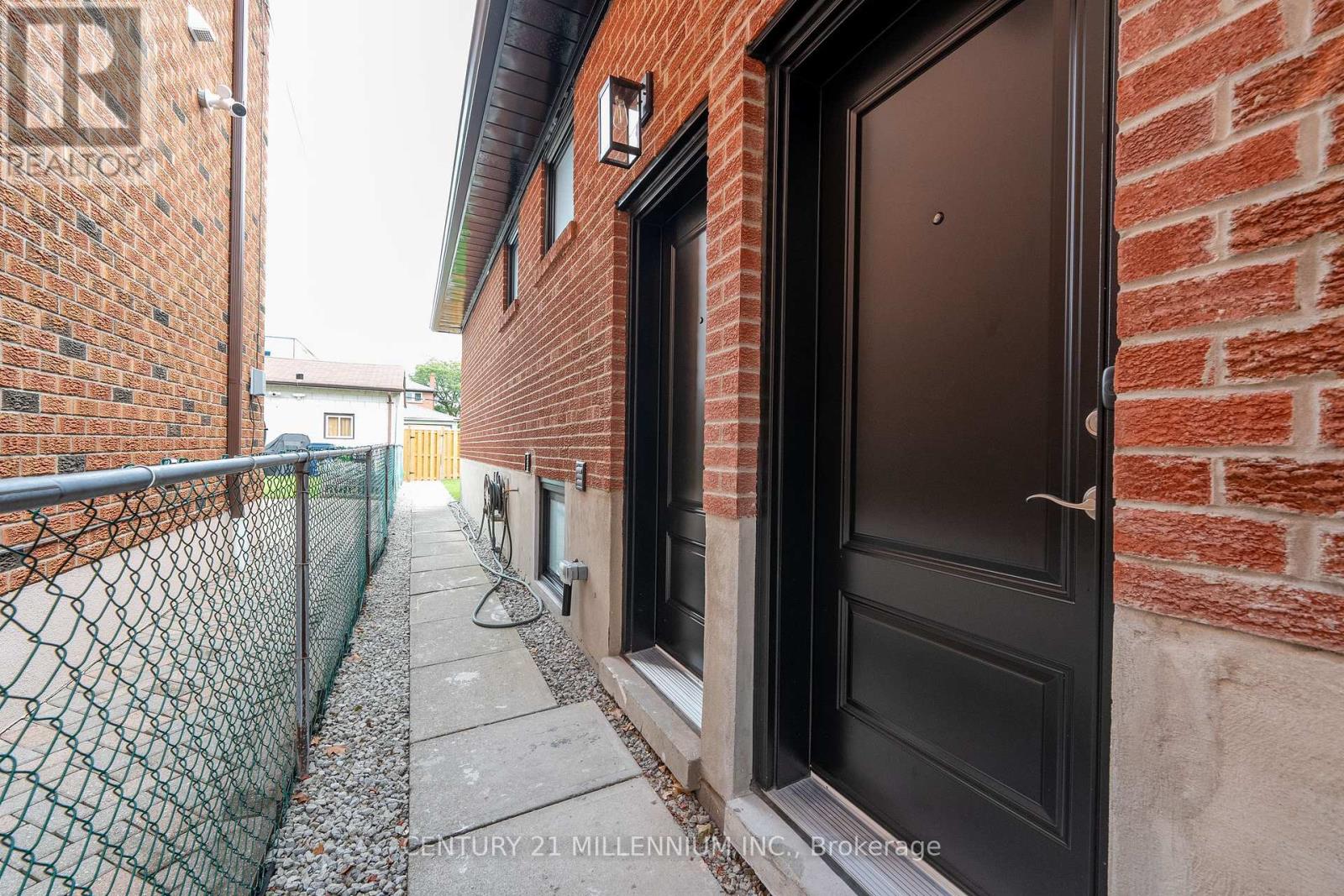 B - 31 Mariposa Avenue, Toronto, Ontario  M6N 4A1 - Photo 18 - W13743168
