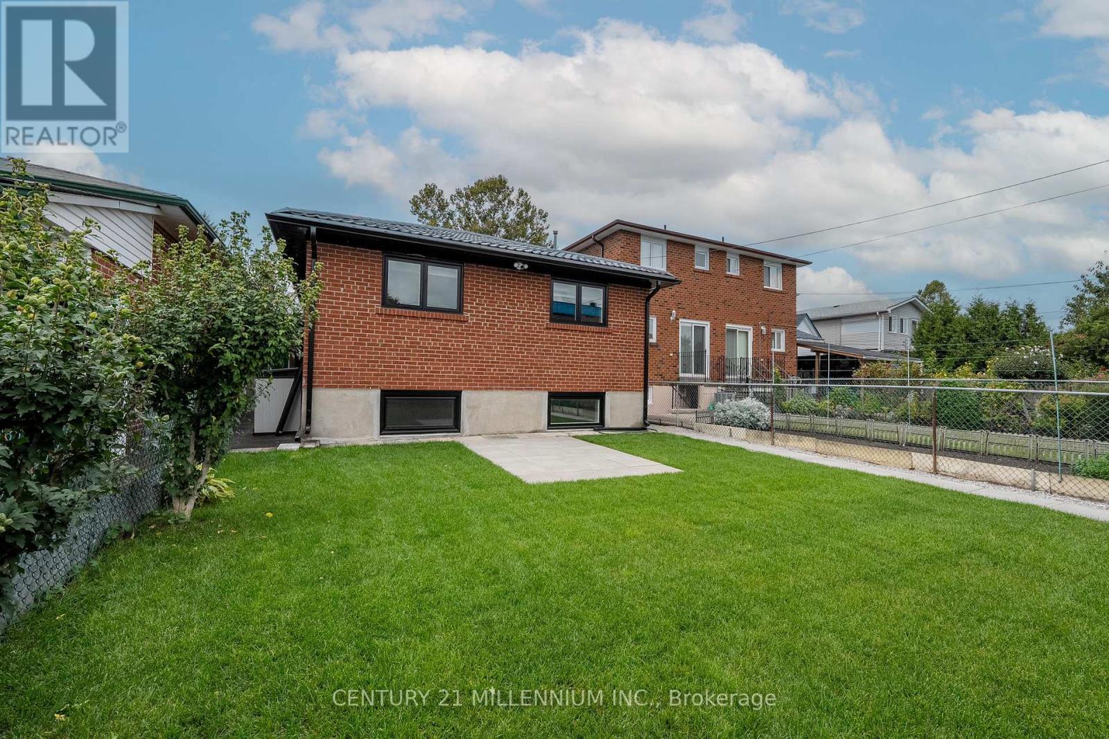 B - 31 Mariposa Avenue, Toronto, Ontario  M6N 4A1 - Photo 19 - W13743168