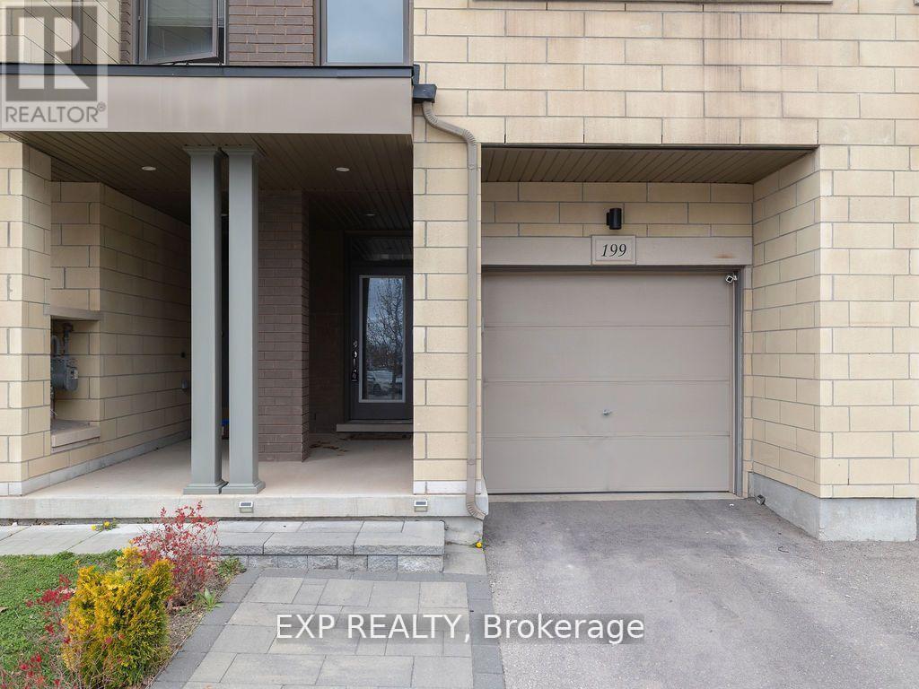 199 Sabina Drive, Oakville, Ontario  L6H 0W3 - Photo 2 - W13743254