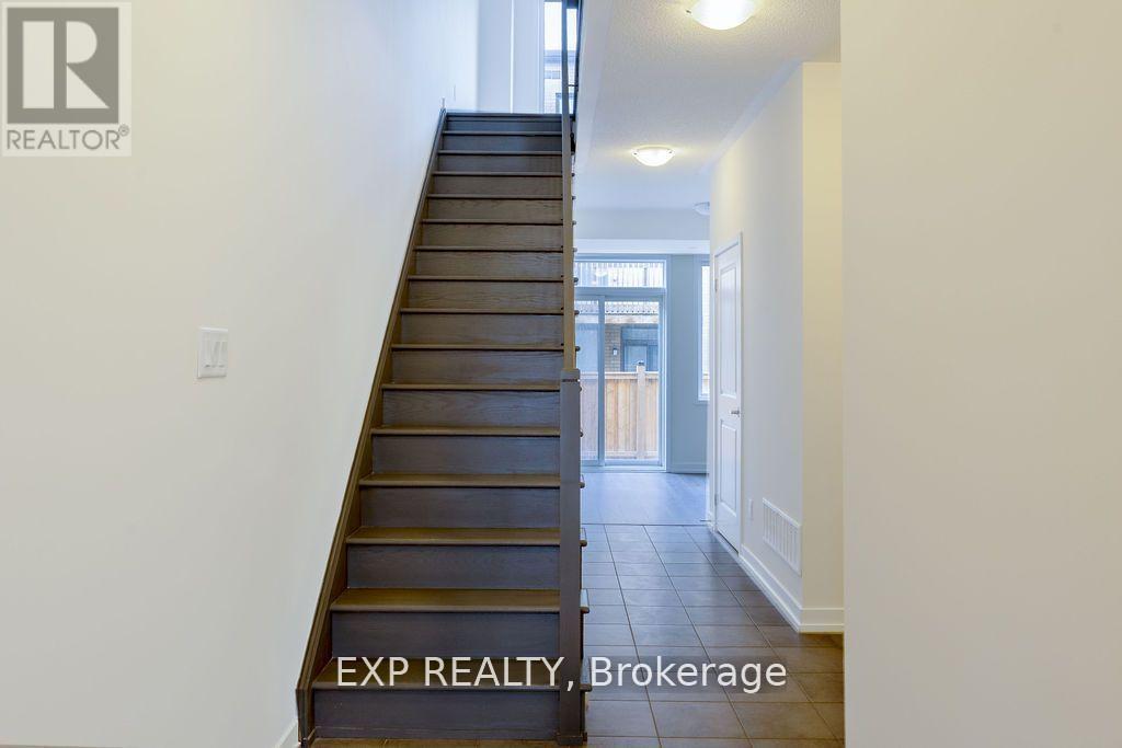 199 Sabina Drive, Oakville, Ontario  L6H 0W3 - Photo 4 - W13743254