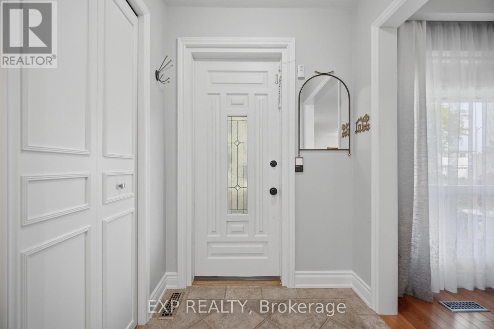 357 Karen Park Crescent, Mississauga, Ontario  L5A 3C8 - Photo 4 - W13743258