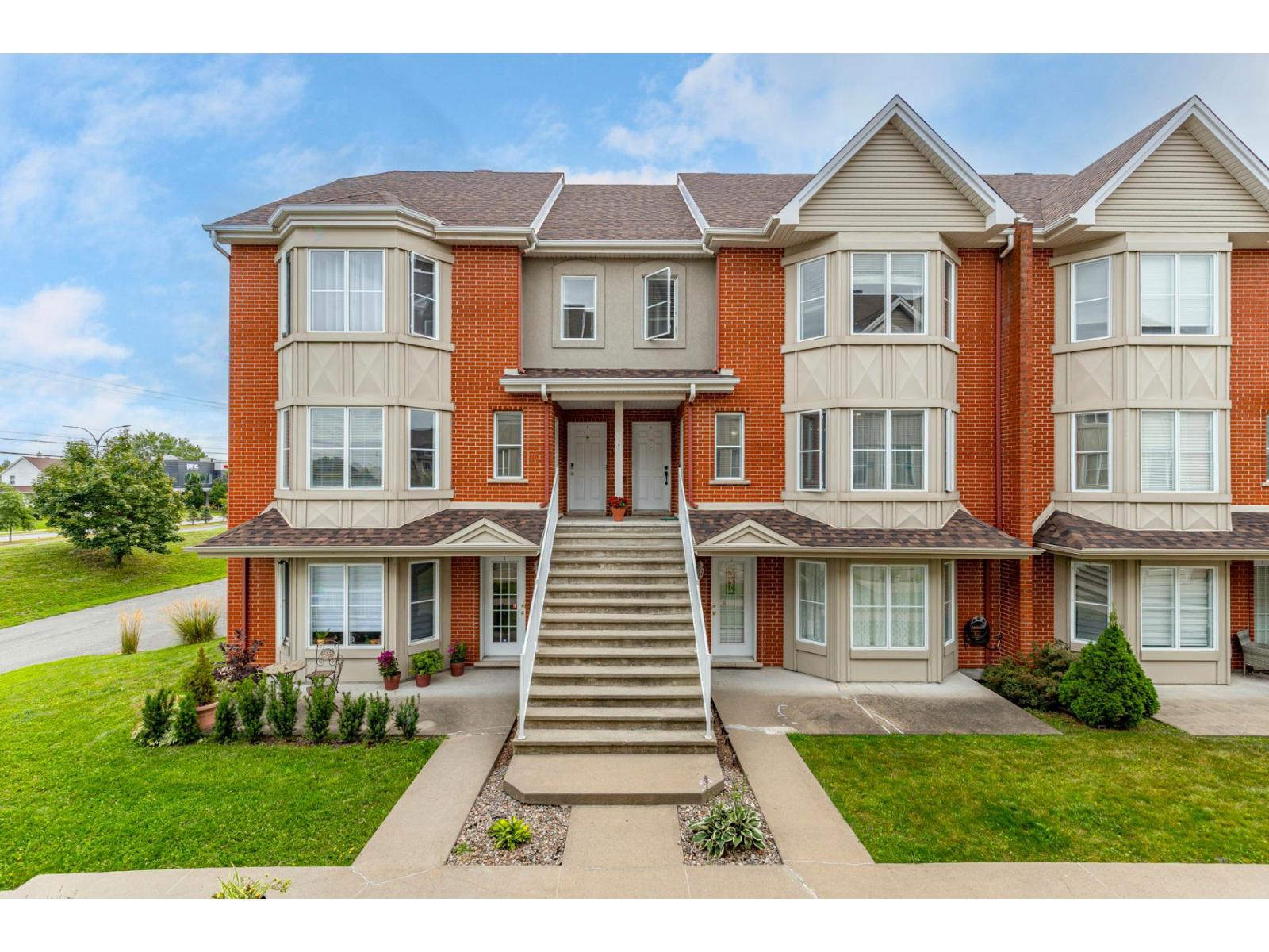 7150 Rue du Chardonneret|#4 Brossard Quebec Canada J4Z0B3 1