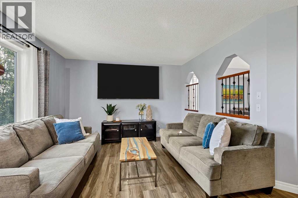 32 Valley Crest Gardens NW, Calgary, Alberta  T3B 5W8 - Photo 7 - A2338202