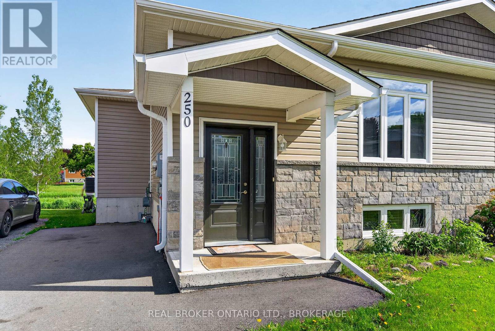 250 Lourdes Avenue, Cornwall, Ontario K6H 0E8 - Photo 2 - X13743282