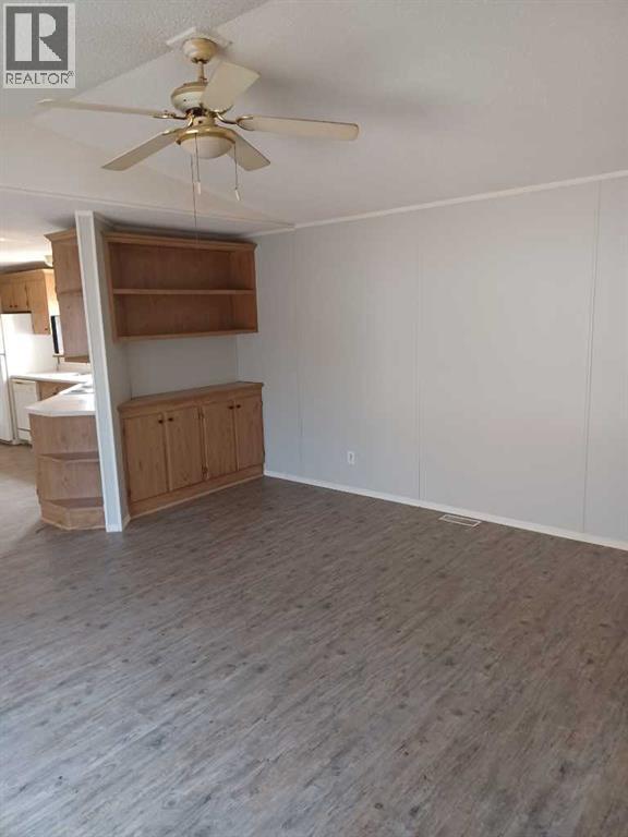 Unit 4, 4506 50 Avenue, Bentley, Alberta  T0C 2J0 - Photo 3 - A2326785