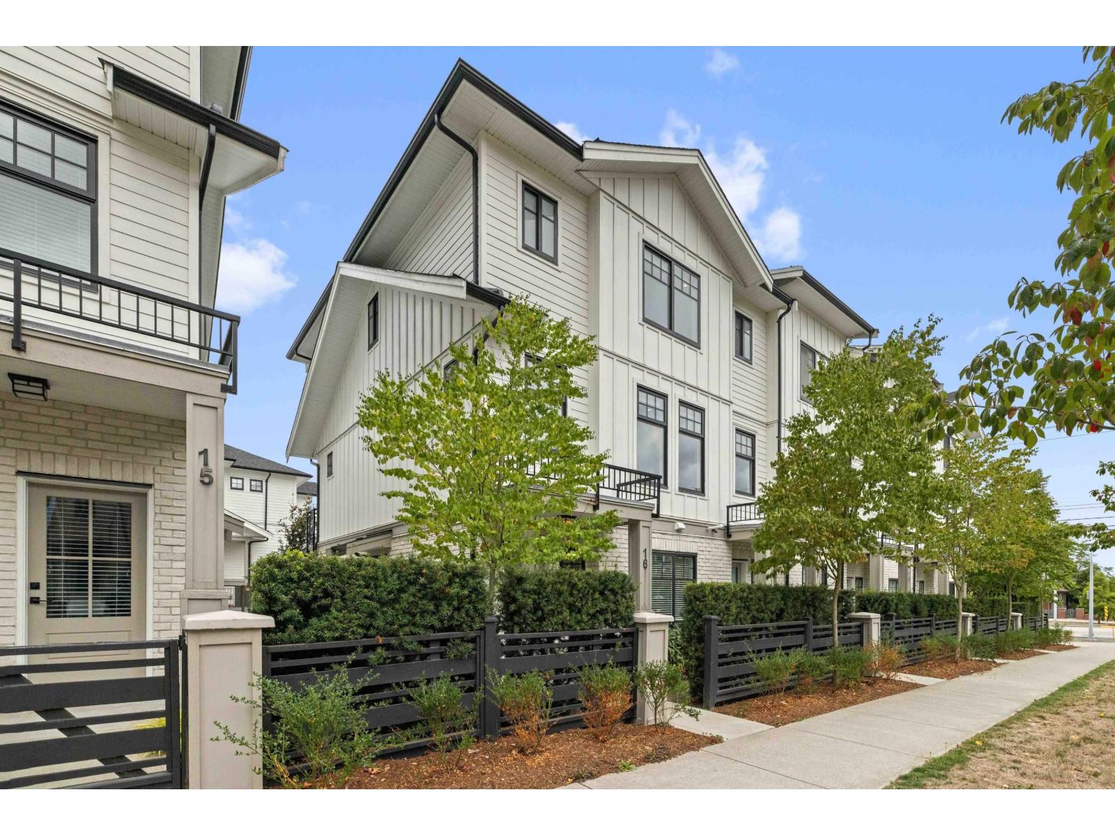 16 16467 23a Avenue, Surrey, British Columbia  V3Z 1E9 - Photo 2 - R3161017