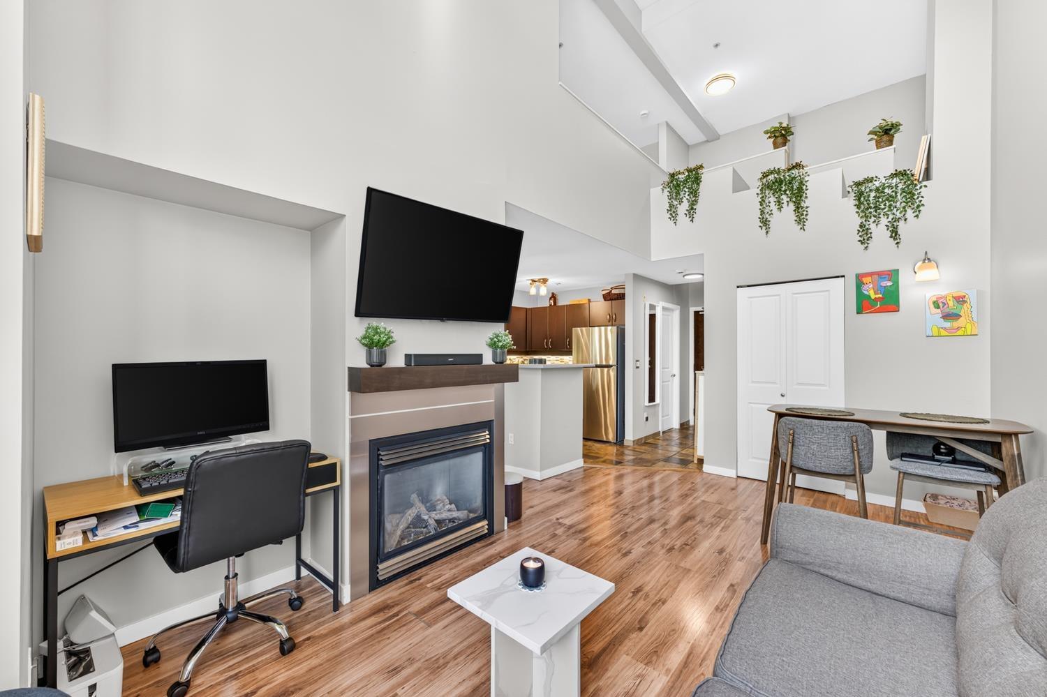 416 10866 City Parkway, Surrey, British Columbia  V3T 5W9 - Photo 3 - R3161409