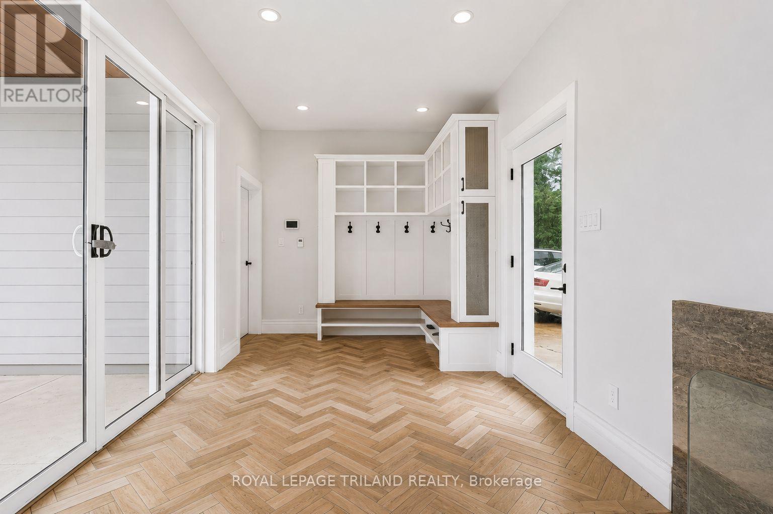 467 Commissioners Road E, London South, Ontario  N6C 2T6 - Photo 2 - X13743396