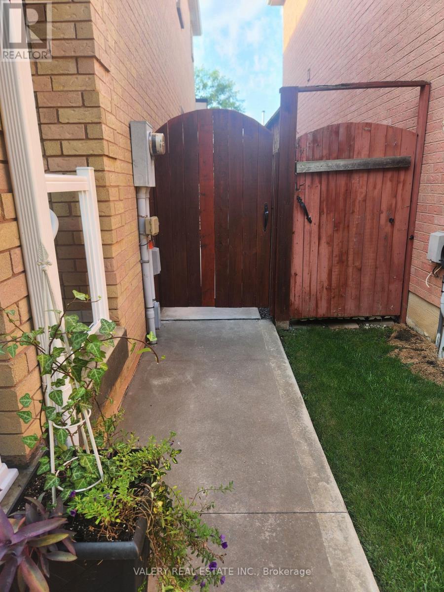 28 Iles Street, Ajax (Central West), Ontario  L1T 3V4 - Photo 3 - E13702622
