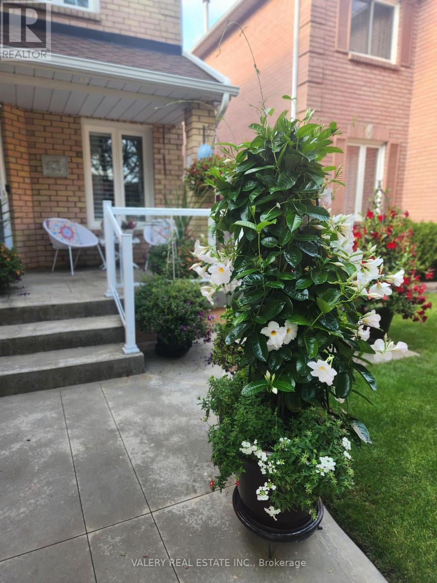 28 Iles Street, Ajax (Central West), Ontario  L1T 3V4 - Photo 2 - E13702622