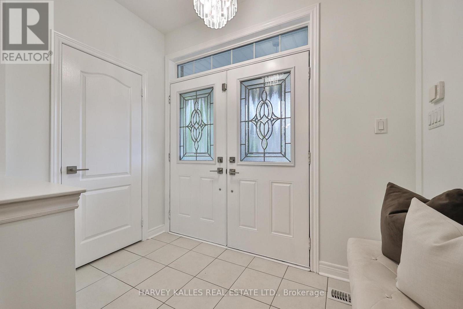 46 Grayleaf Drive, Whitchurch-Stouffville, Ontario  L4A 1S8 - Photo 10 - N13743586
