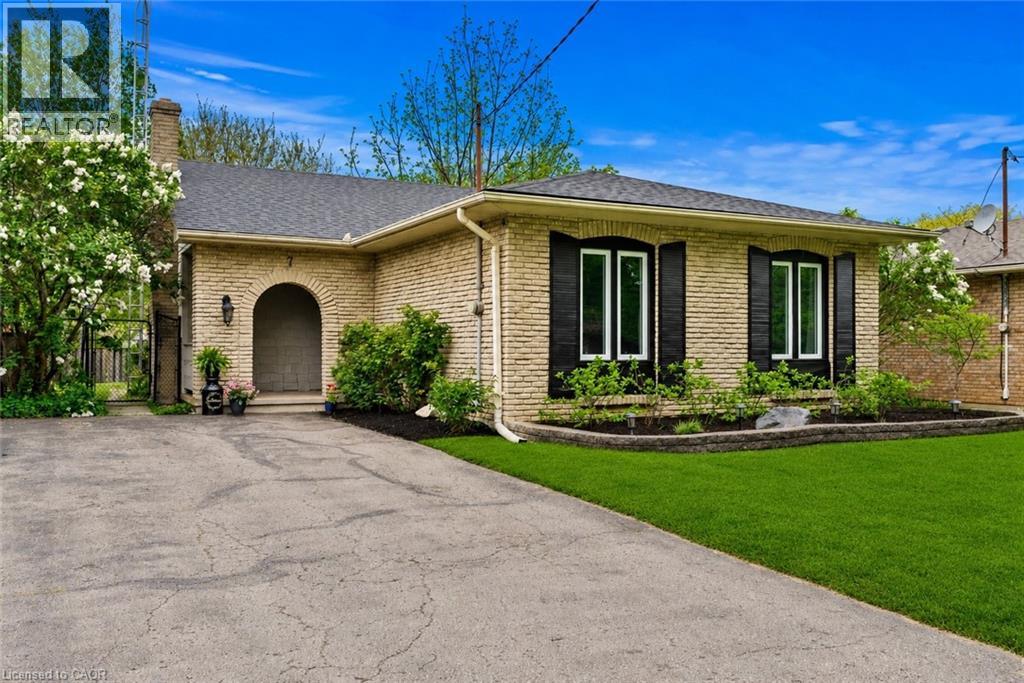 7 AMEER Drive, St. Catharines, Ontario