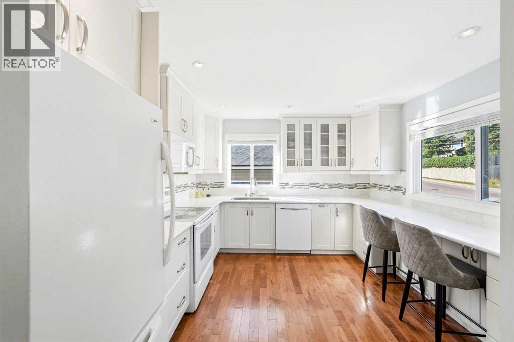 2445 Cherokee Drive NW, Calgary, Alberta  T2L 0X6 - Photo 4 - A2339116