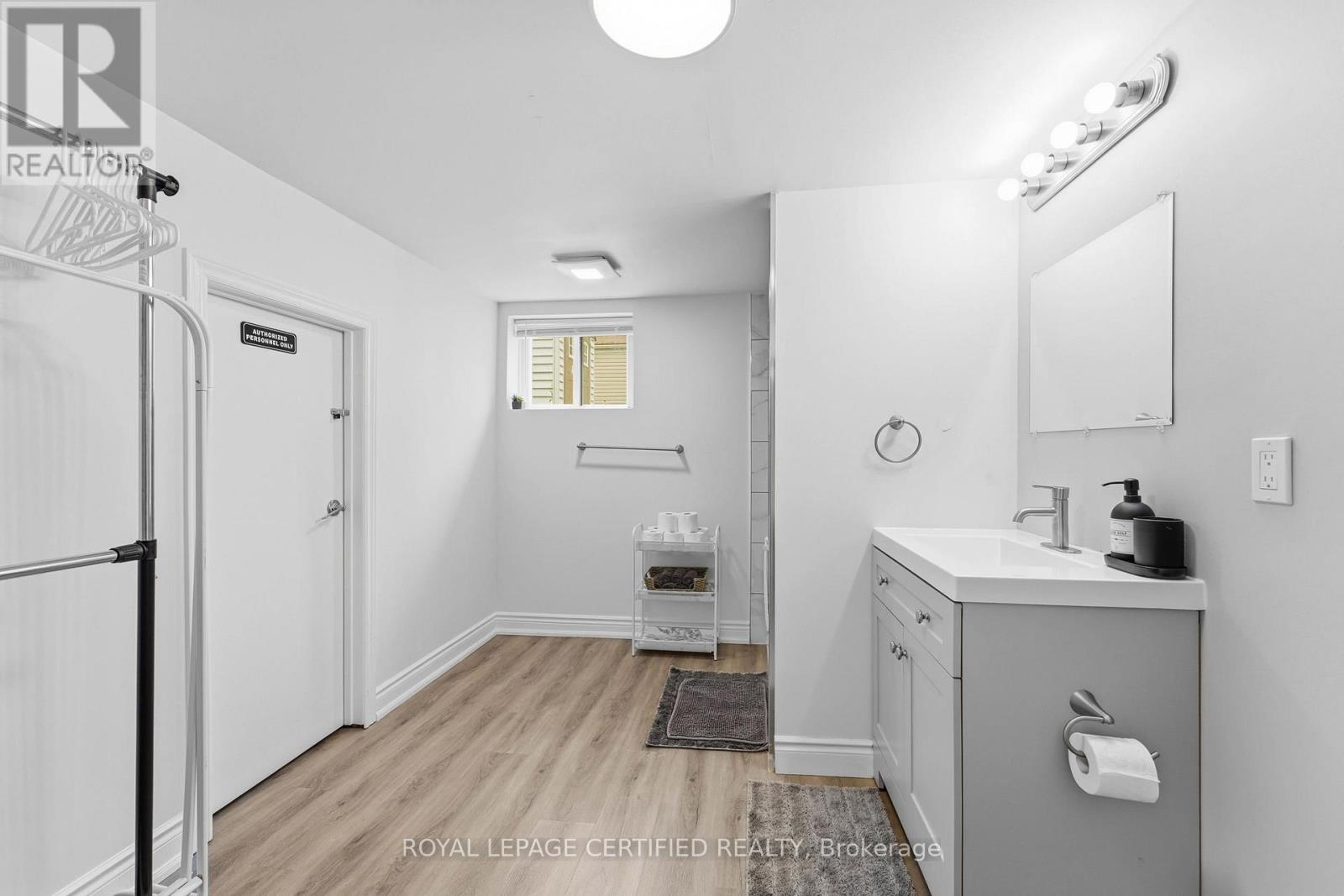 18 Coventry Street, St. Catharines, Ontario  L2R 6X7 - Photo 13 - X13743678