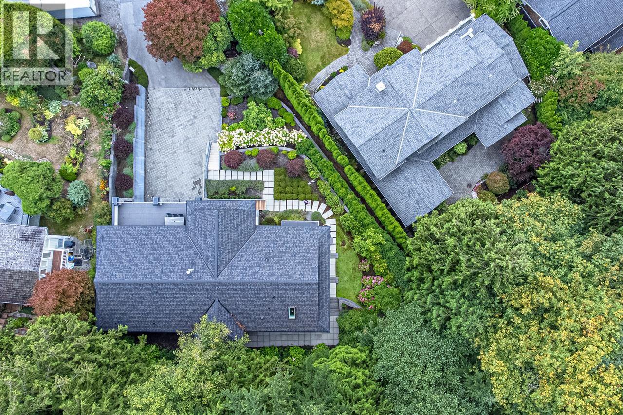 4816 Skyline Drive, North Vancouver, British Columbia  V7R 3J3 - Photo 2 - R3160197