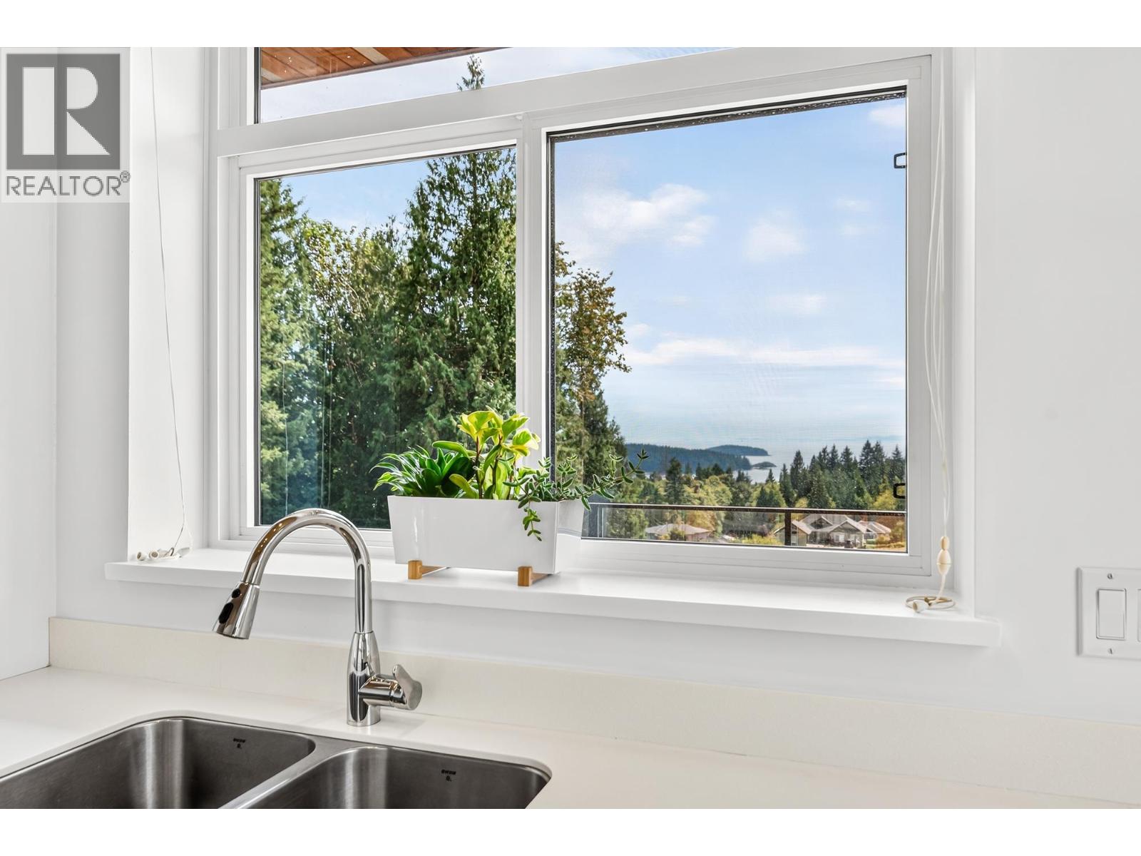 604 Woodland Avenue, Gibsons, British Columbia  V0N 1V1 - Photo 13 - R3161502
