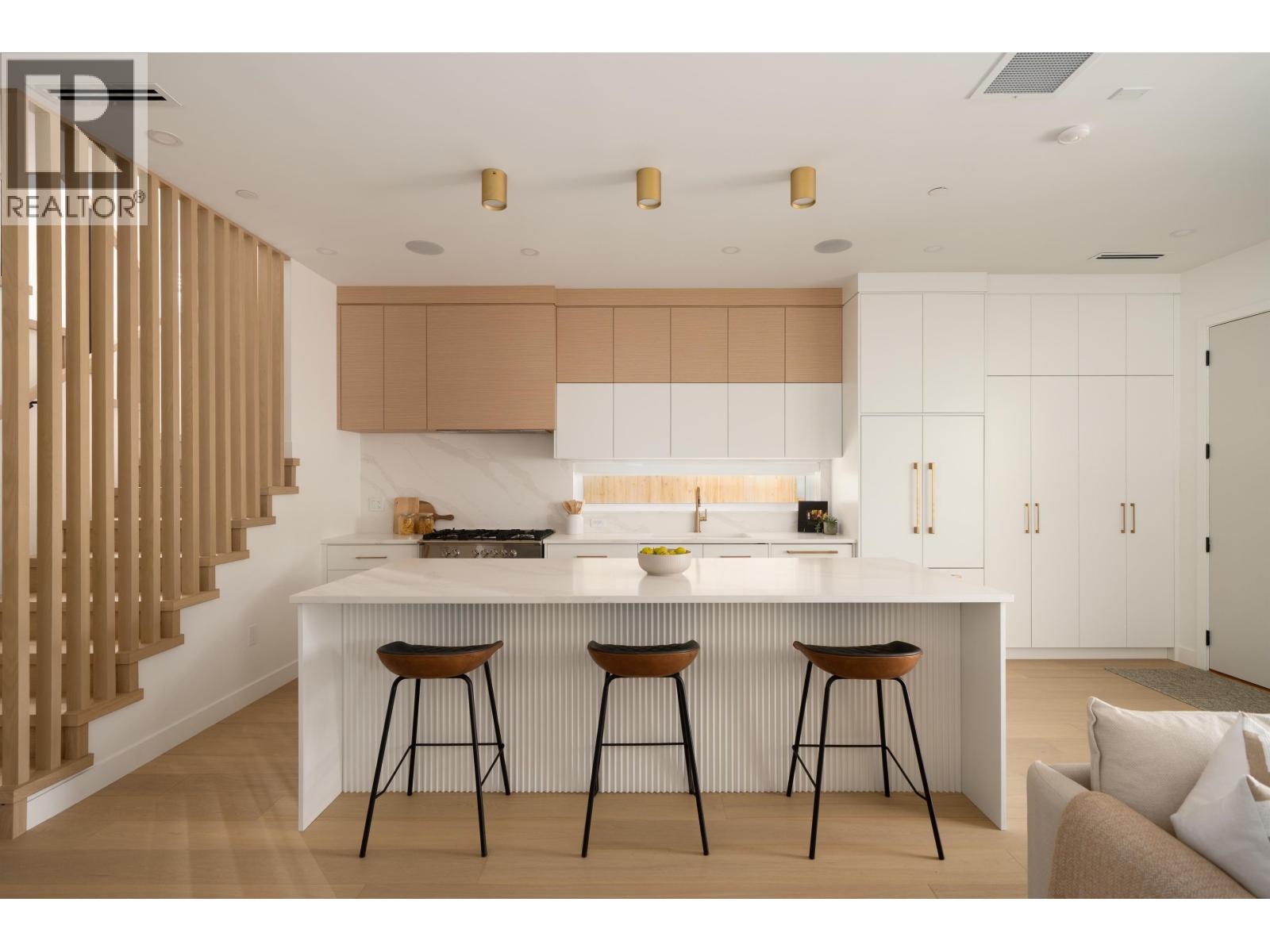 1 810 E 22ND AVENUE, Vancouver, British Columbia