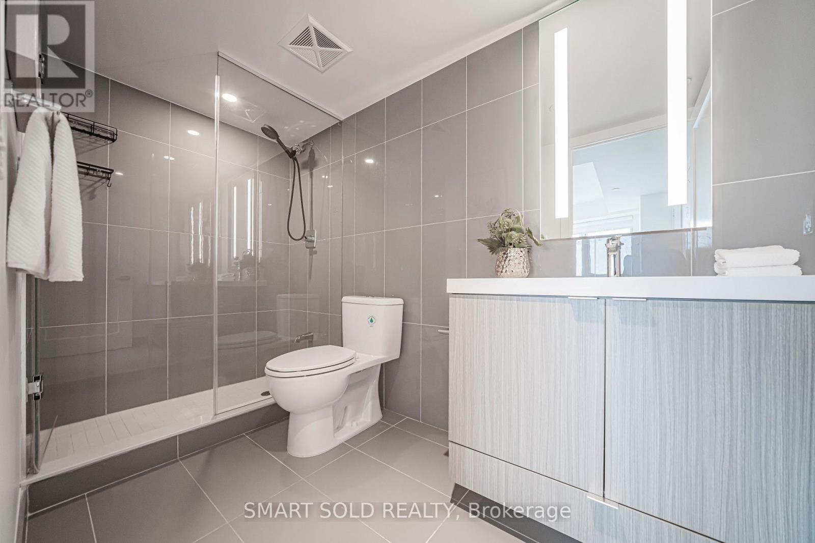 2017 - 585 Bloor Street E, Toronto, Ontario  M6G 1K5 - Photo 11 - C13743858