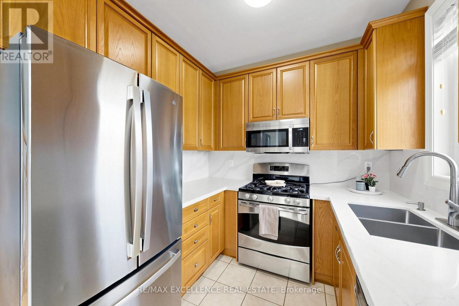 8 Lynngrove Way, Brampton, Ontario  L6P 2N7 - Photo 11 - W13743794