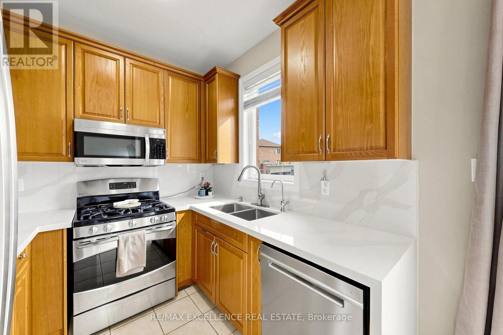 8 Lynngrove Way, Brampton, Ontario  L6P 2N7 - Photo 12 - W13743794