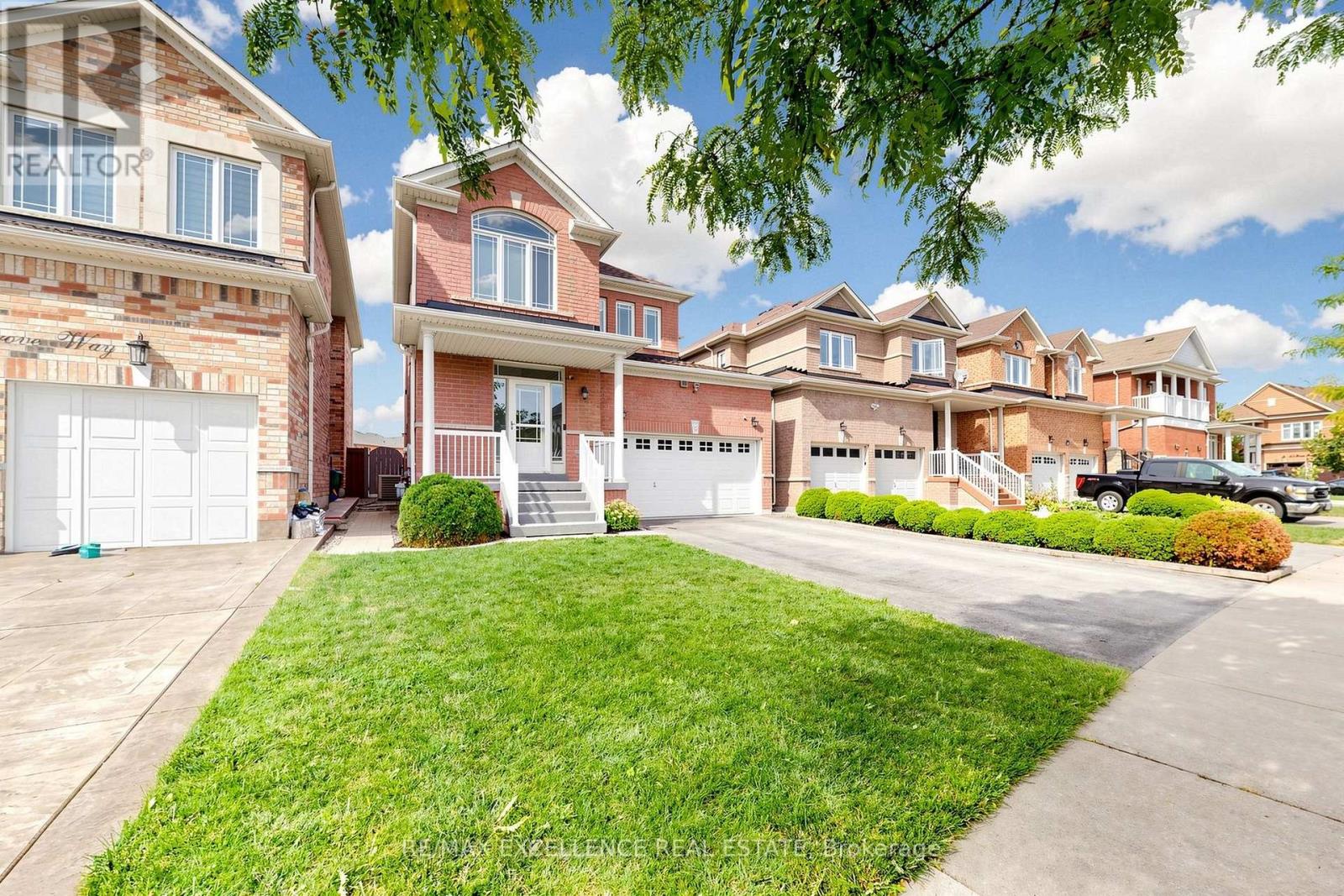 8 Lynngrove Way, Brampton, Ontario  L6P 2N7 - Photo 2 - W13743794