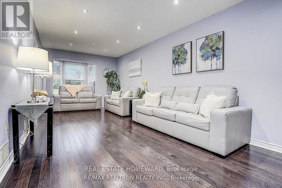 51 Steepleview Crescent, Richmond Hill, Ontario  L4C 9R3 - Photo 2 - N13744022