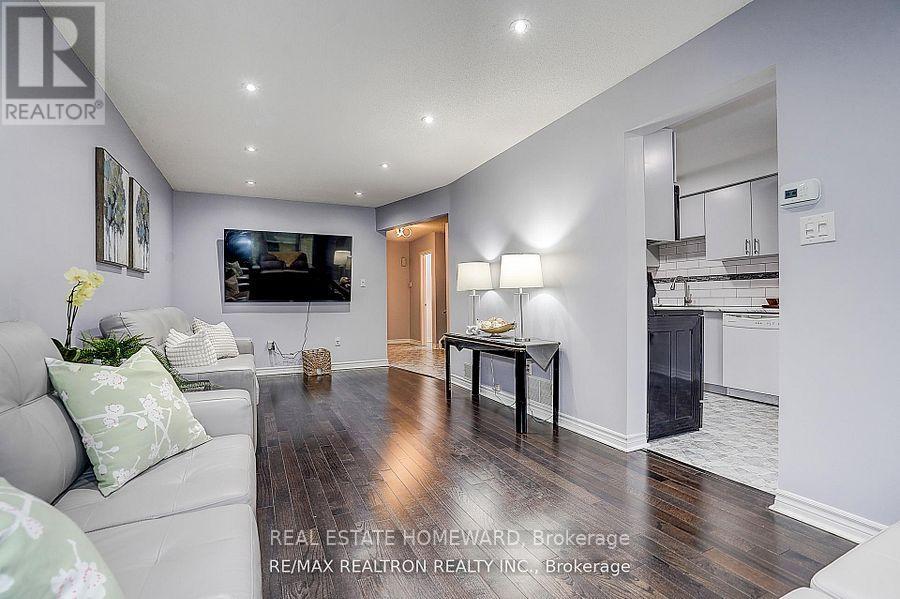 51 Steepleview Crescent, Richmond Hill, Ontario  L4C 9R3 - Photo 4 - N13744022