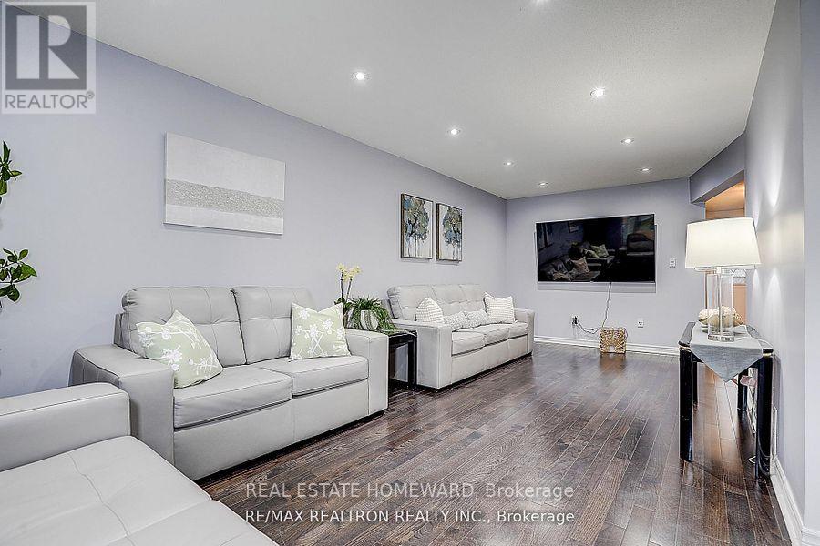 51 Steepleview Crescent, Richmond Hill, Ontario  L4C 9R3 - Photo 6 - N13744022