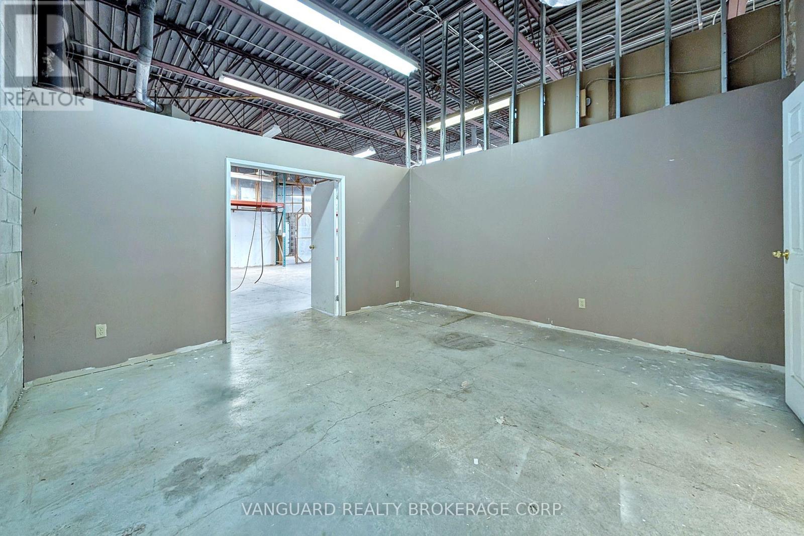 90-92 Martin Ross Avenue, Toronto, Ontario M3J 2L4 - Photo 16 - W13466898