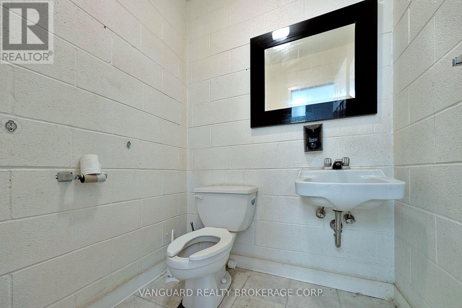 90-92 Martin Ross Avenue, Toronto, Ontario M3J 2L4 - Photo 10 - W13466898