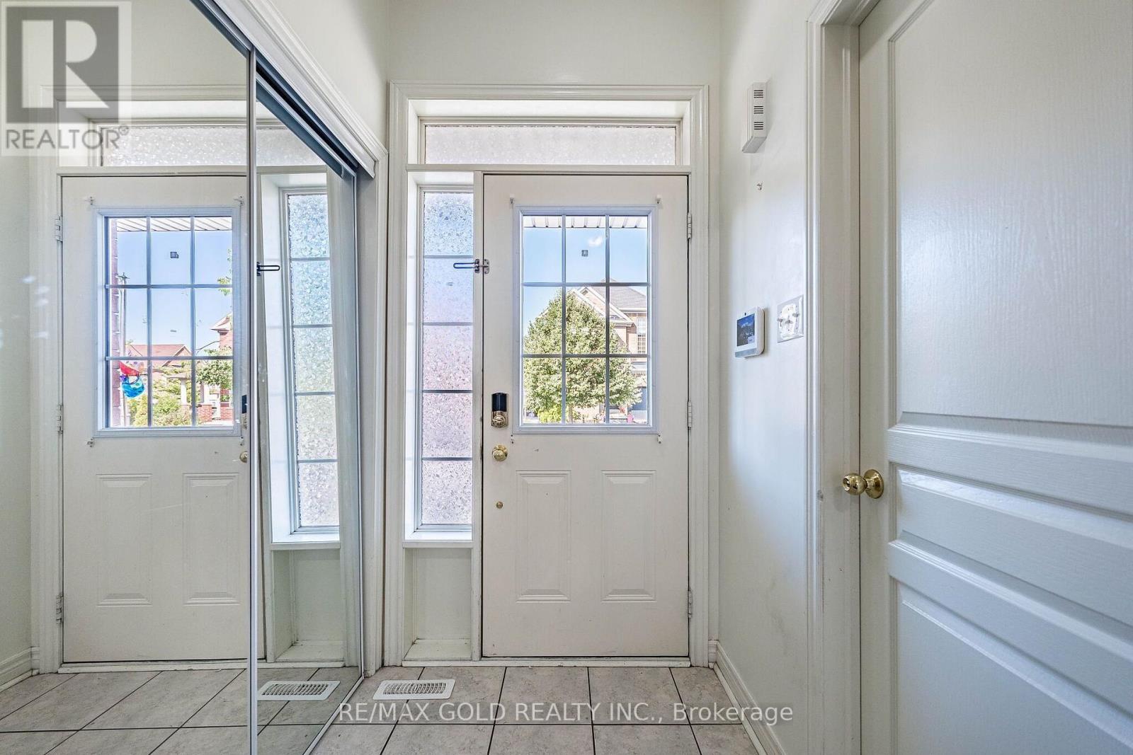 49 Baby Pointe Trail, Brampton, Ontario  L7A 0W3 - Photo 5 - W13702032