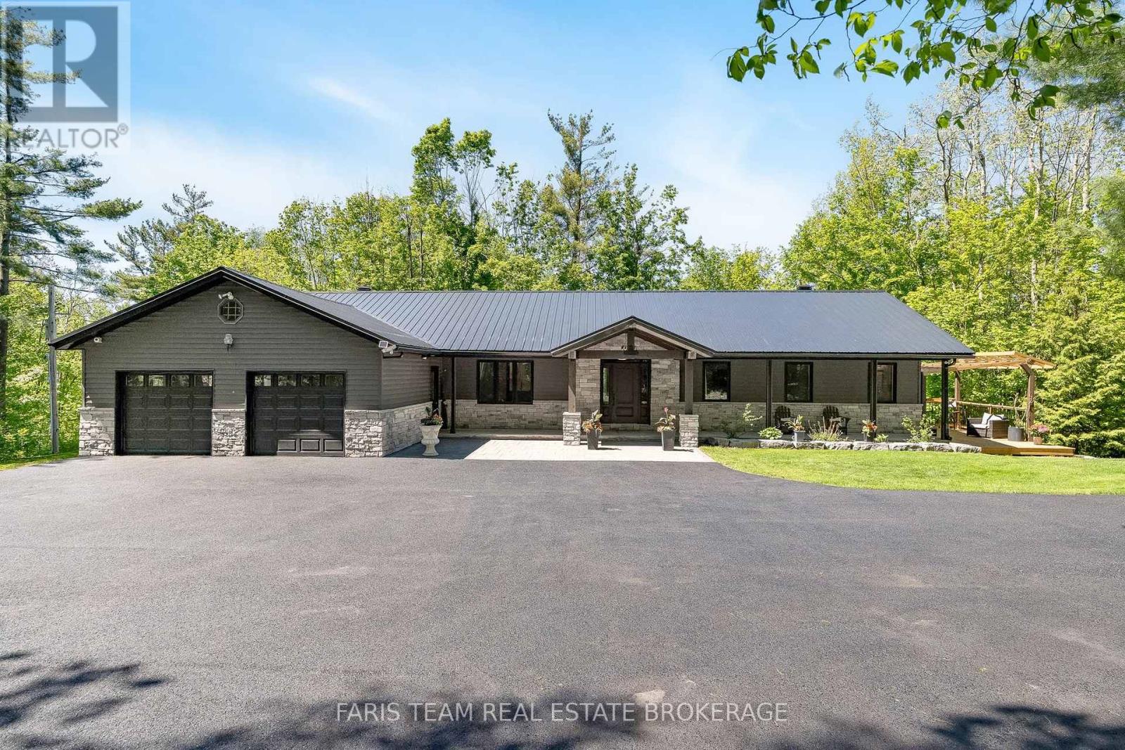 800 Mount St. Louis Road W, Oro-Medonte, Ontario  L0L 1V0 - Photo 1 - S13744106