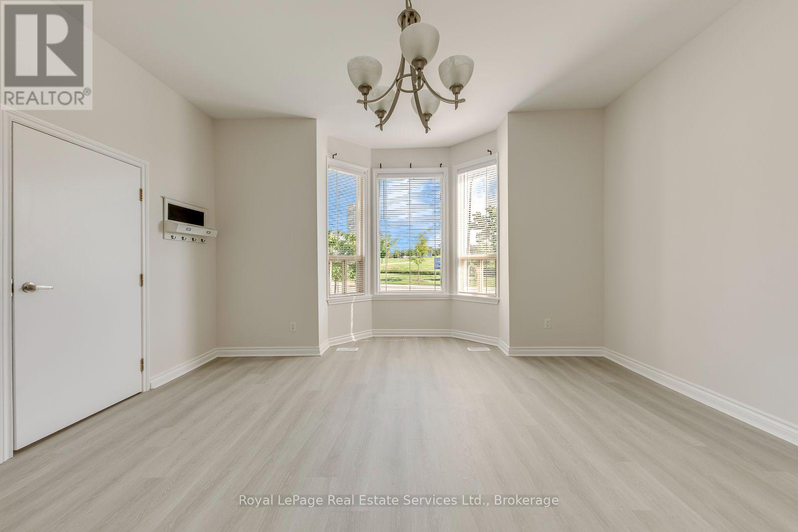 21 Centre Street S, Brampton, Ontario  L6W 2X7 - Photo 4 - W13744564