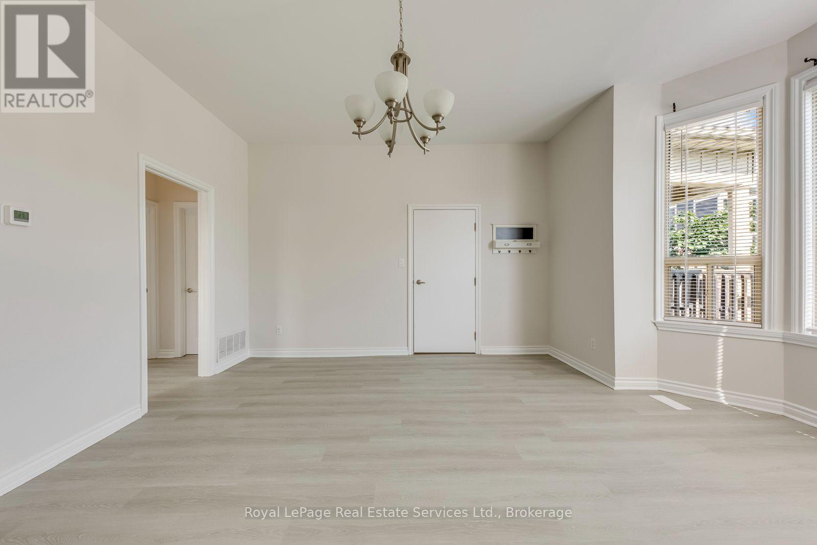 21 Centre Street S, Brampton, Ontario  L6W 2X7 - Photo 5 - W13744564