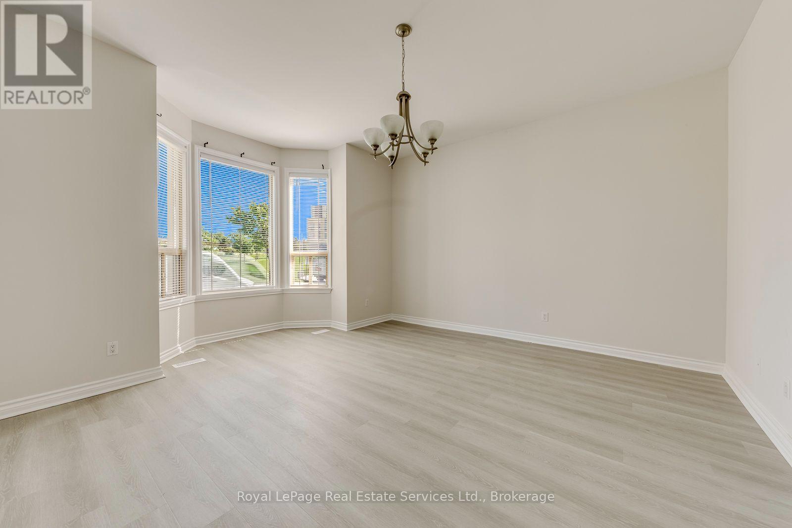 21 Centre Street S, Brampton, Ontario  L6W 2X7 - Photo 7 - W13744564