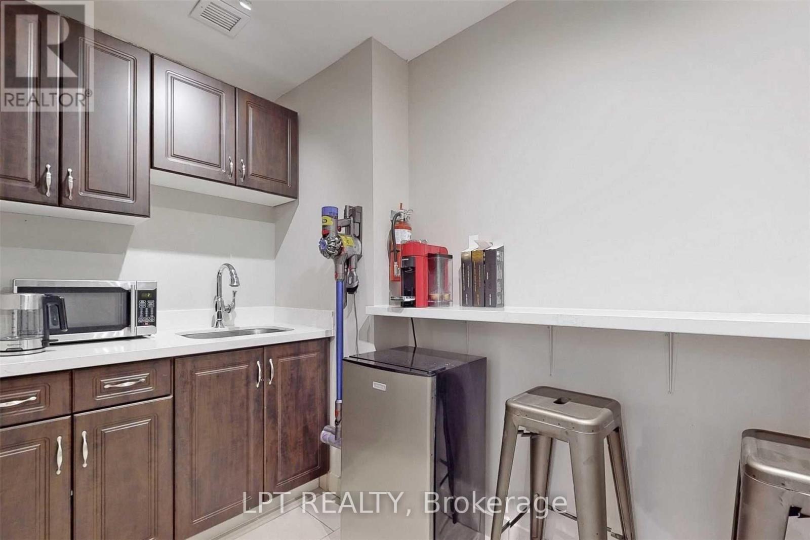 18 - Main Floor - 30 Wertheim Court, Richmond Hill, Ontario  L4B 1B9 - Photo 21 - N13744358