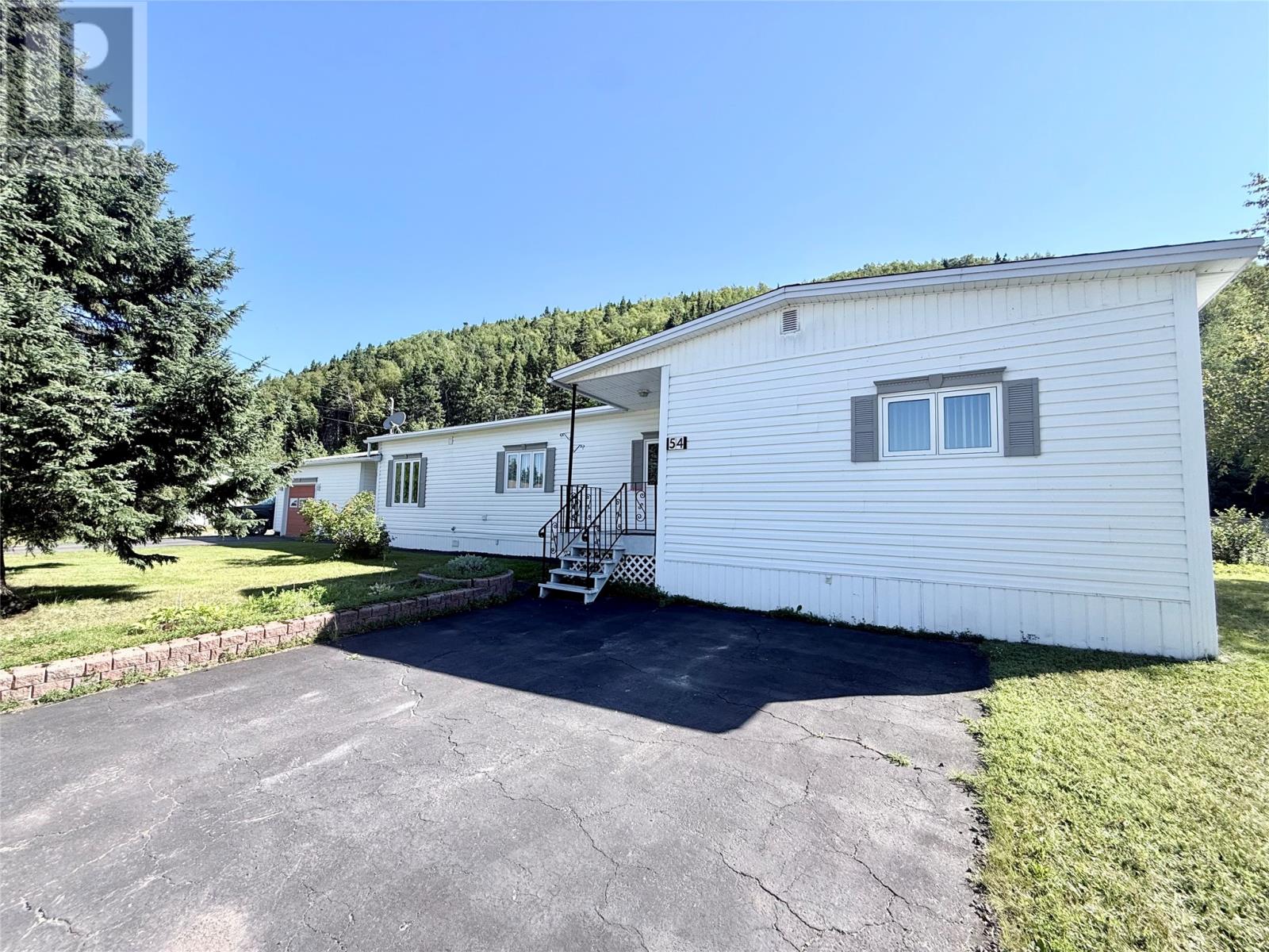 54 PREMIER Drive, South Brook — photo 5