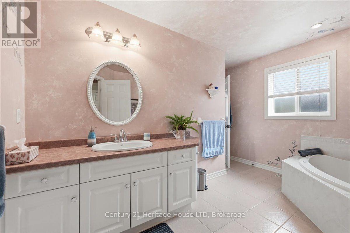 17 Oakridge Boulevard, Pelham, Ontario  L0S 1E5 - Photo 21 - X13744724