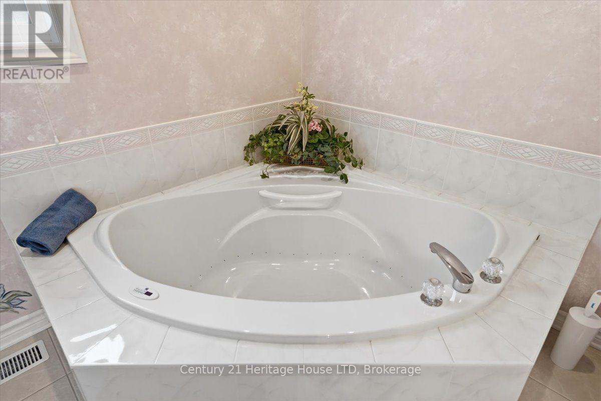 17 Oakridge Boulevard, Pelham, Ontario  L0S 1E5 - Photo 22 - X13744724