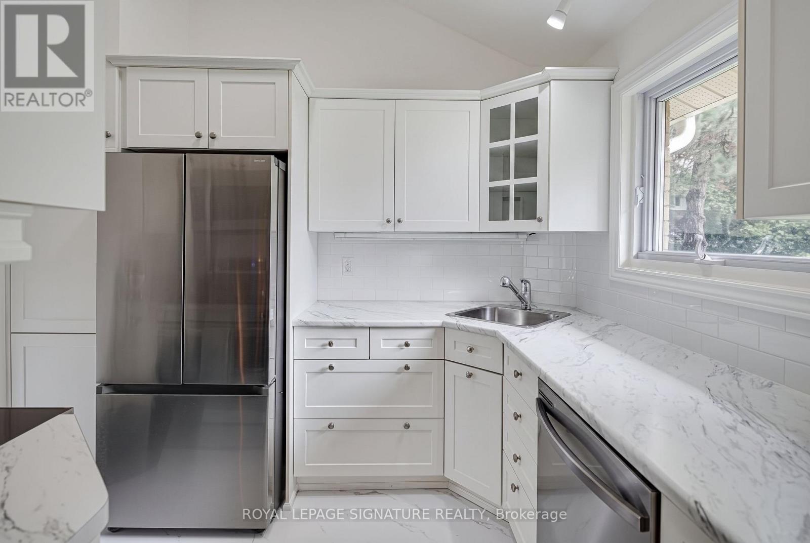 16 Burdock Lane, Toronto, Ontario M3C 2G5 - Photo 4 - C13743190
