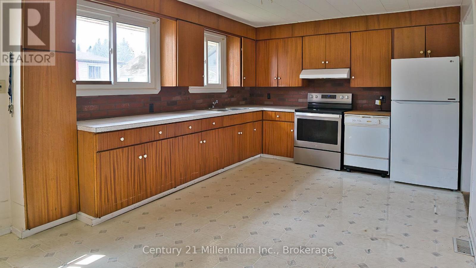 209 John Street, Clearview (Stayner), Ontario  L0M 1S0 - Photo 2 - S13745038