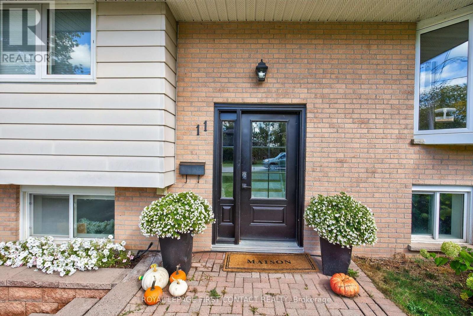 11 Maclaren Avenue, Barrie (Painswick North), Ontario  L4N 3Y1 - Photo 2 - S13744826