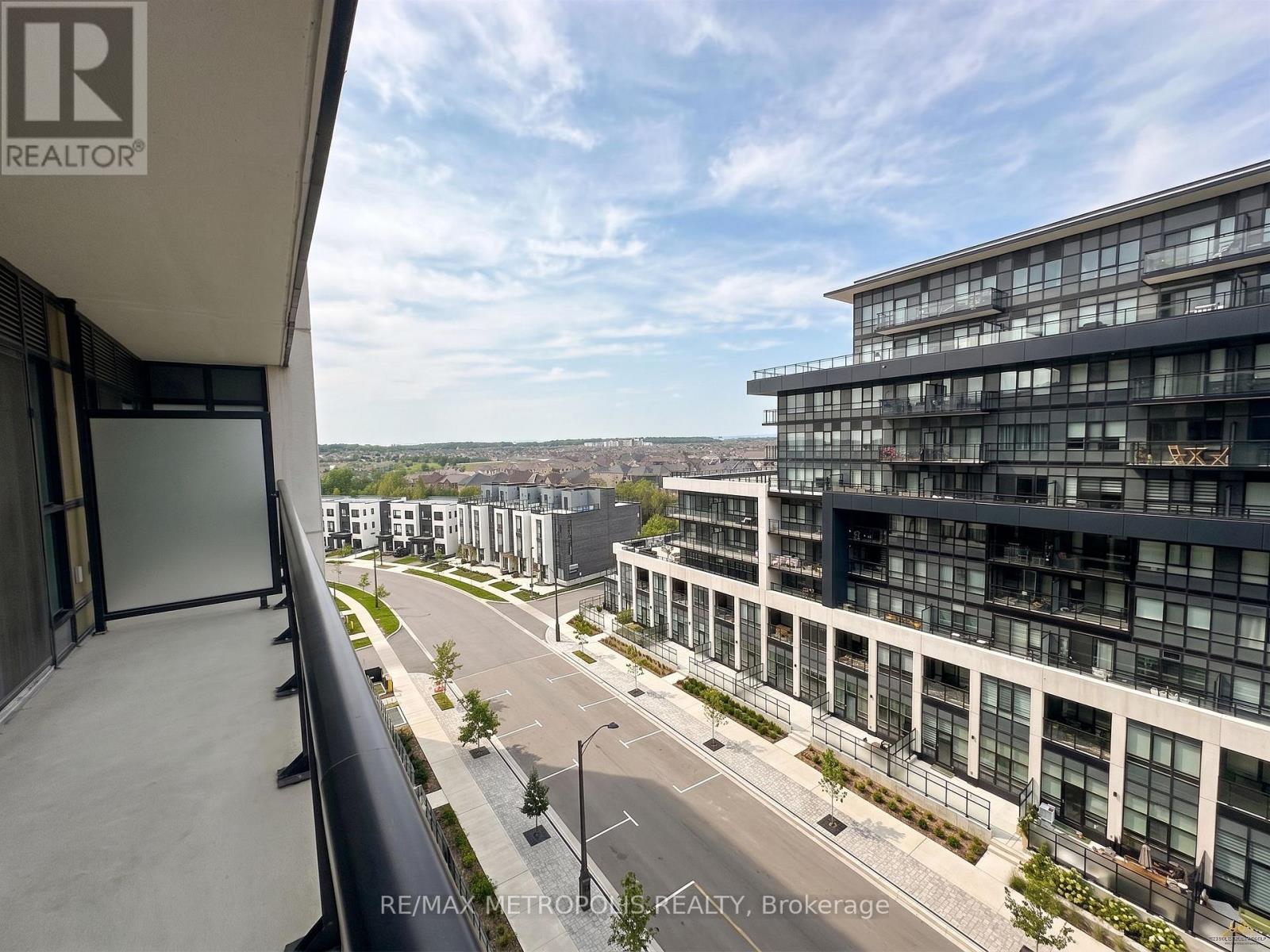 714 - 405 Dundas Street W, Oakville, Ontario  L6M 5P9 - Photo 2 - W13745044