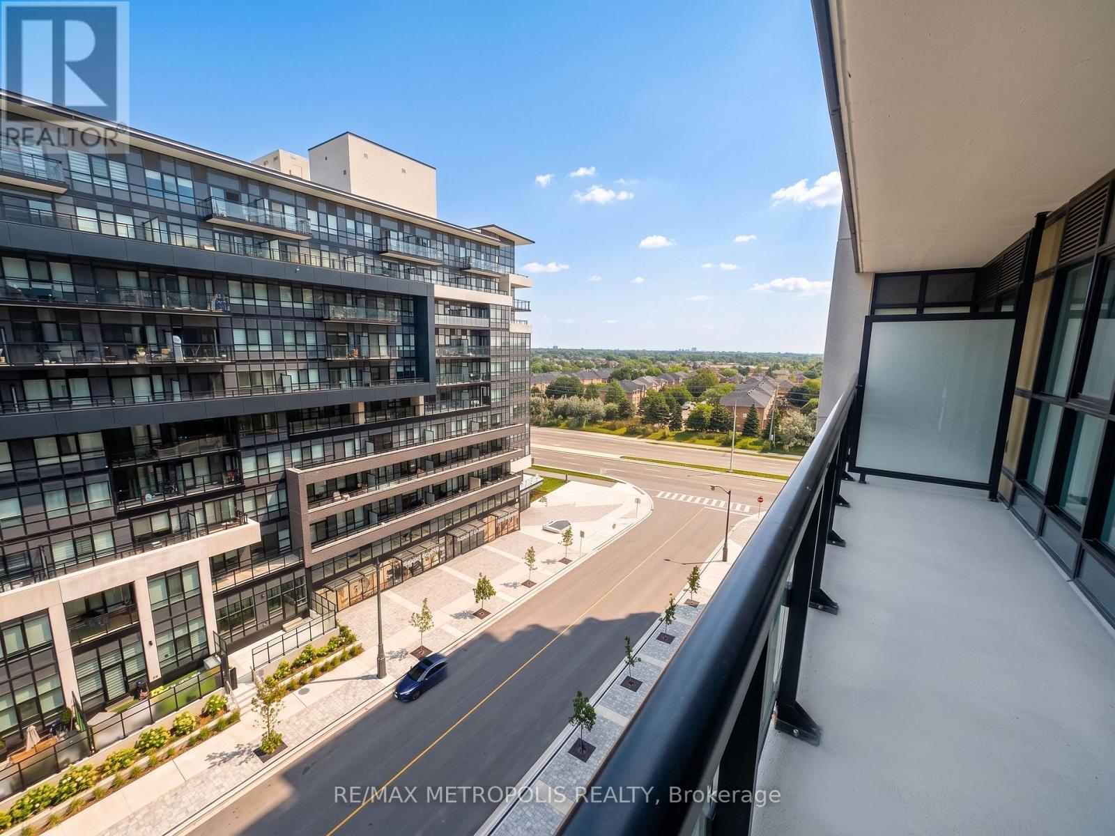 714 - 405 Dundas Street W, Oakville, Ontario  L6M 5P9 - Photo 3 - W13745044