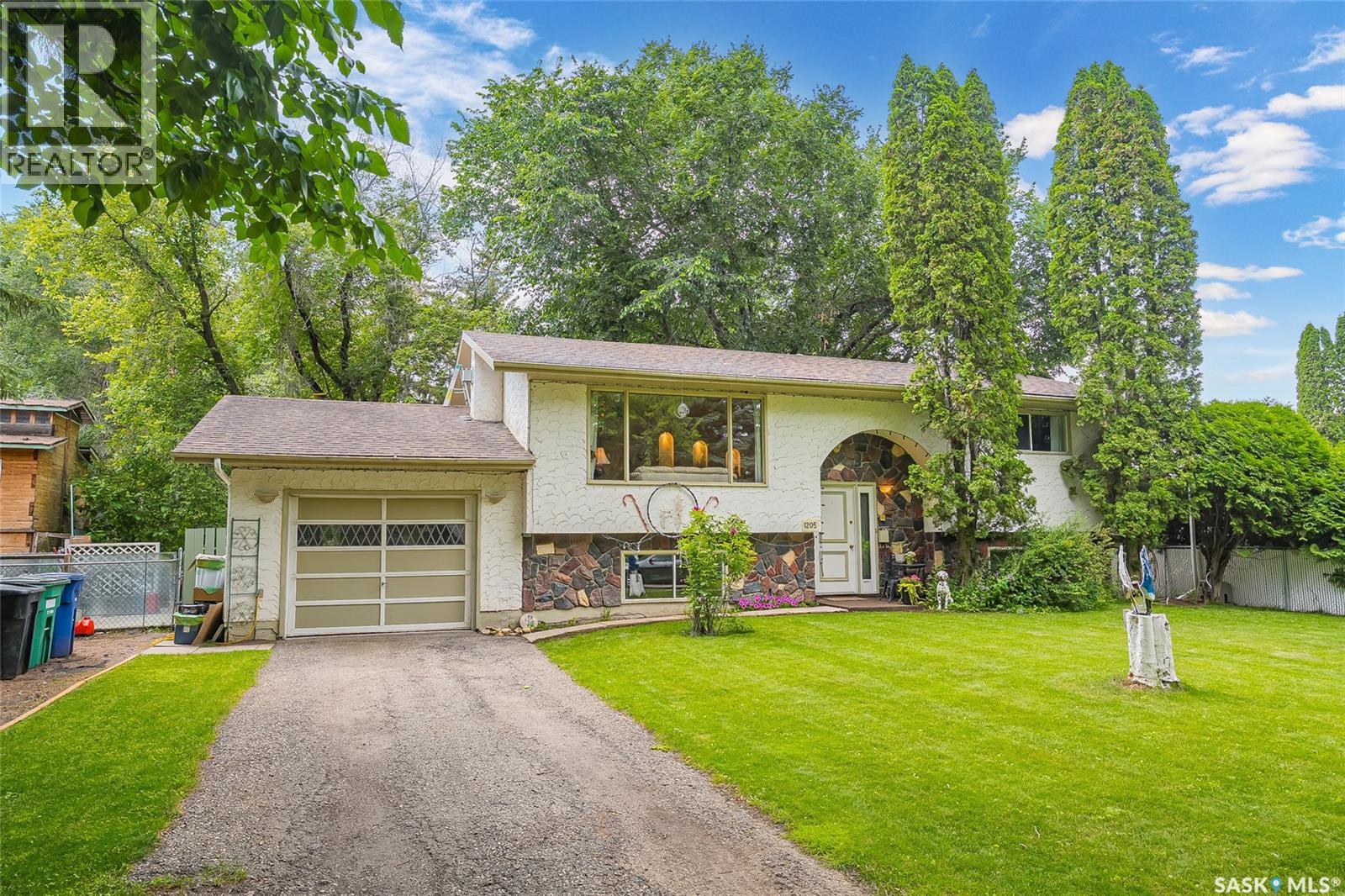 1205 Haida Avenue, Saskatoon, Saskatchewan  S7M 4N2 - Photo 2 - SK047542