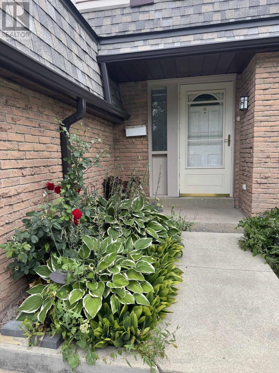 2849 Oslo Crescent, Mississauga, Ontario  L5N 1Z8 - Photo 2 - W13716342