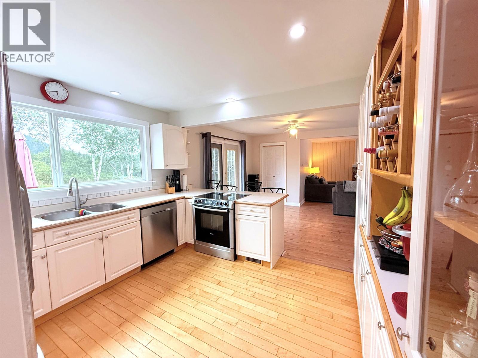 255 Evergreen Crescent, 100 Mile House, British Columbia  V0K 2E0 - Photo 5 - R3161186