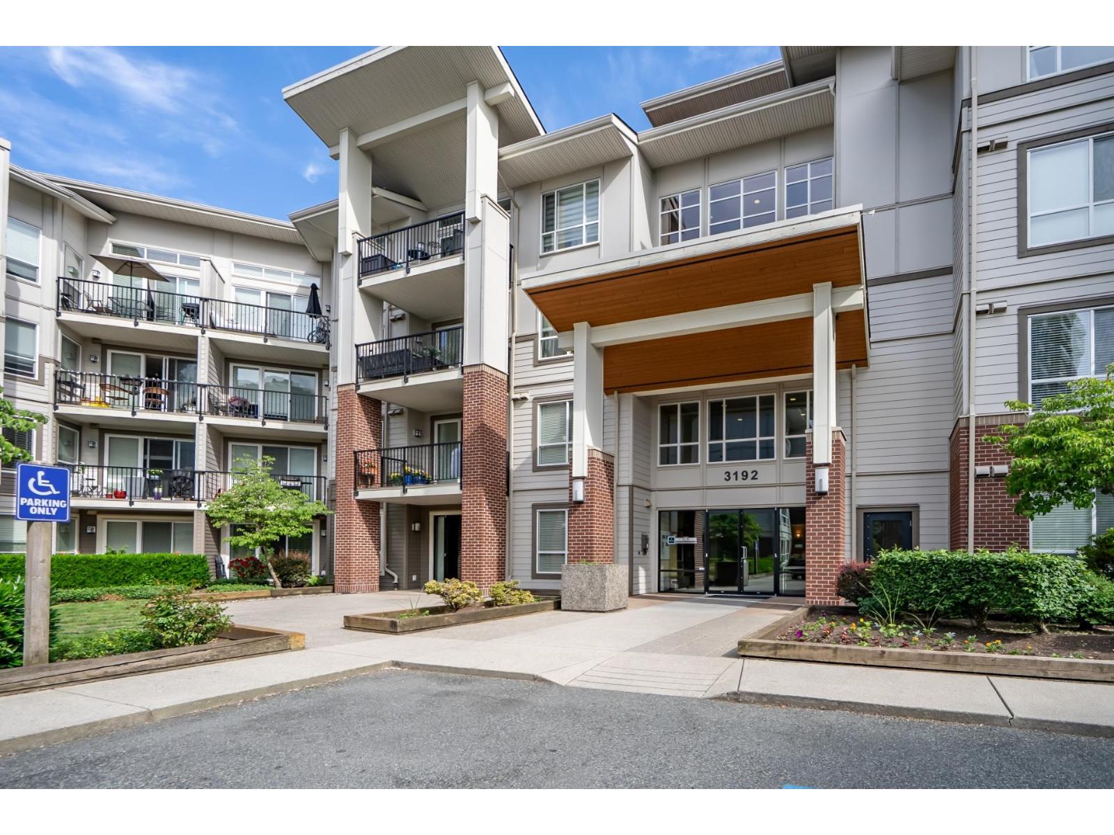 303 3192 Gladwin Road, Abbotsford, British Columbia  V2T 6M9 - Photo 2 - R3160991