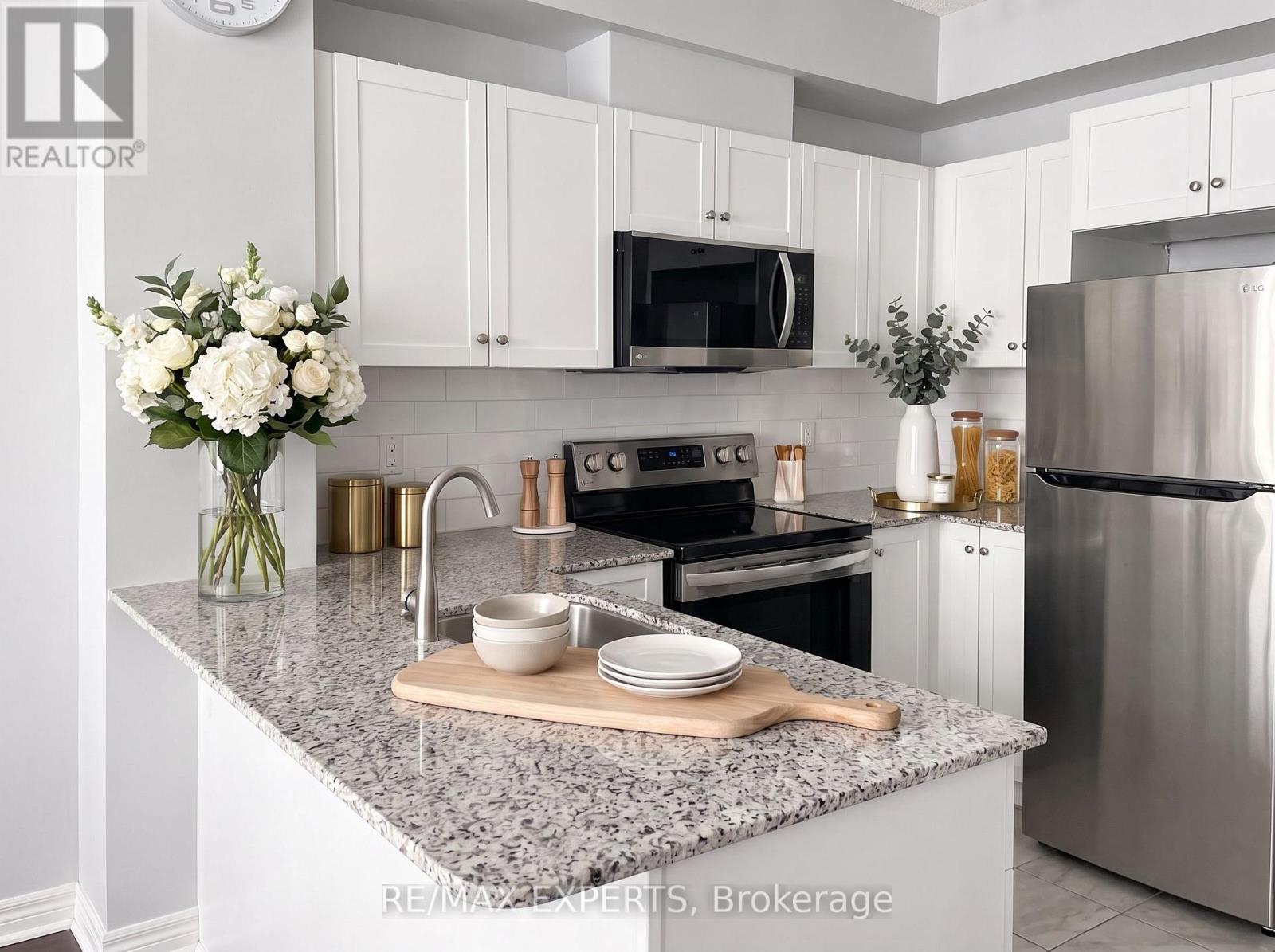 209 - 1359 Rathburn Road, Mississauga, Ontario  L4W 5P7 - Photo 2 - W13743308